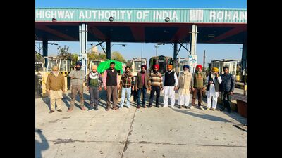The toll plazas have been non-operational since December 15 with farmers protesting under the banner of the Kisan Mazdoor Sangharsh Committee. (HT file photo) The toll plazas have been non-operational since December 15 with farmers protesting under the banner of the Kisan Mazdoor Sangharsh Committee. (HT file photo)