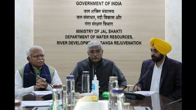 Union Jal Shakti Minister Gajendra Singh Shekhawat (centre) with Haryana chief minister Manohar Lal Khattar and Punjab chief minister Bhagwant Mann during a meeting on the Sutlej Yamuna Link (SYL) canal issue, in New Delhi on Wednesday. (ANI) Union Jal Shakti Minister Gajendra Singh Shekhawat (centre) with Haryana chief minister Manohar Lal Khattar and Punjab chief minister Bhagwant Mann during a meeting on the Sutlej Yamuna Link (SYL) canal issue, in New Delhi on Wednesday. (ANI)
