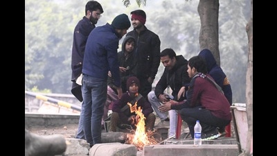 Youth warm themselves by a fire to beat the extreme cold in Lucknow (HT Photo) Youth warm themselves by a fire to beat the extreme cold in Lucknow (HT Photo)