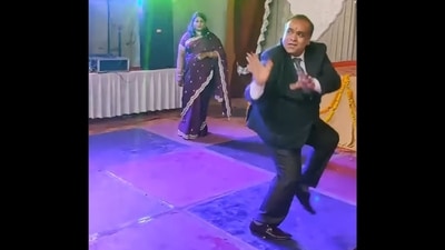 Man dancing to Amitabh Bachchan’s famous song Khaike Paan Banaras Wala at a wedding. (Instagram/@weddingdanceindia) Man dancing to Amitabh Bachchan’s famous song Khaike Paan Banaras Wala at a wedding. (Instagram/@weddingdanceindia)