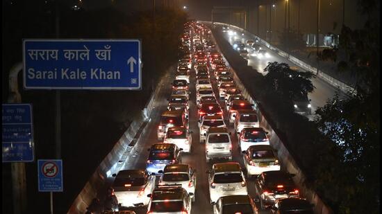 A traffic Jam at Barapullah flyover in New Delhi on Wednesday. (Sanjeev Verma/HT Photo)