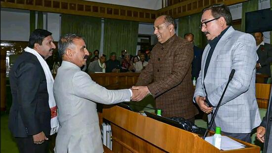 Himachal chief minister Sukhvinder Singh Sukhu greets leader of Opposition Jai Ram Thakur on the first day of Vidhan Sabha winter session in Dharamshala on Wednesday. Also seen are deputy chief minister Mukesh Agnihotri and former speaker Vipin Parmar. (HT Photo)