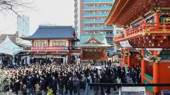 Visitors line up to offer prayers on the first business day of the year at the Kanda Myojin shrine in Tokyo, Japan. Japan to toughen border control for travellers on direct flight from China (Photographer: Noriko Hayashi/Bloomberg)