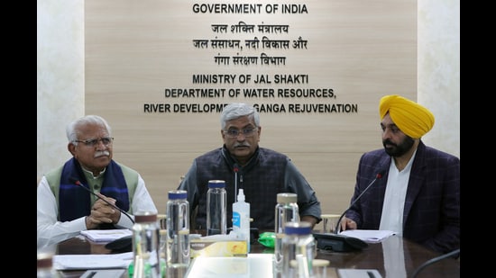 Union Jal Shakti Minister Gajendra Singh Shekhawat (centre) with Haryana chief minister Manohar Lal Khattar and Punjab chief minister Bhagwant Mann during a meeting on the Sutlej Yamuna Link (SYL) canal issue, in New Delhi on Wednesday. (ANI)