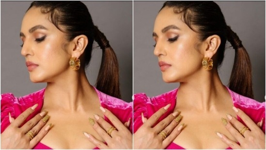 Huma decked up in a velvet pink cropped top featuring a sweetheart neckline, full sleeves and dramatic shoulders. She further teamed her cropped top with a black pencil skirt. (Instagram/@iamhumaq)