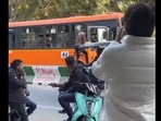 DTC bus driver going back to the vehicle with a cup of tea in his hand.(Twitter/@kadaipaneeeer) DTC bus driver going back to the vehicle with a cup of tea in his hand.(Twitter/@kadaipaneeeer)