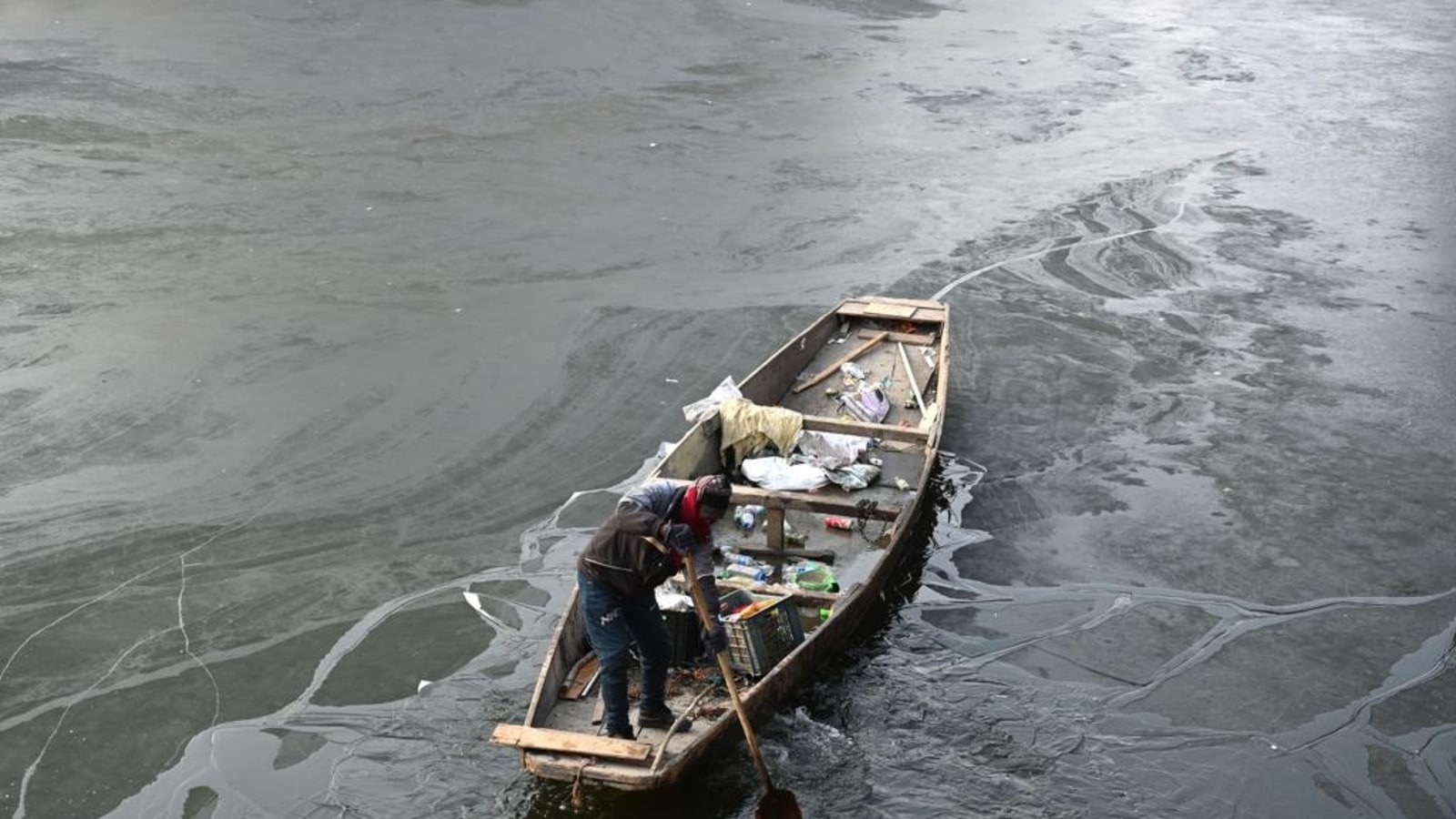 Srinagar sees numbing cold at -6.4°C, parts of iconic Dal Lake freezes | PICS