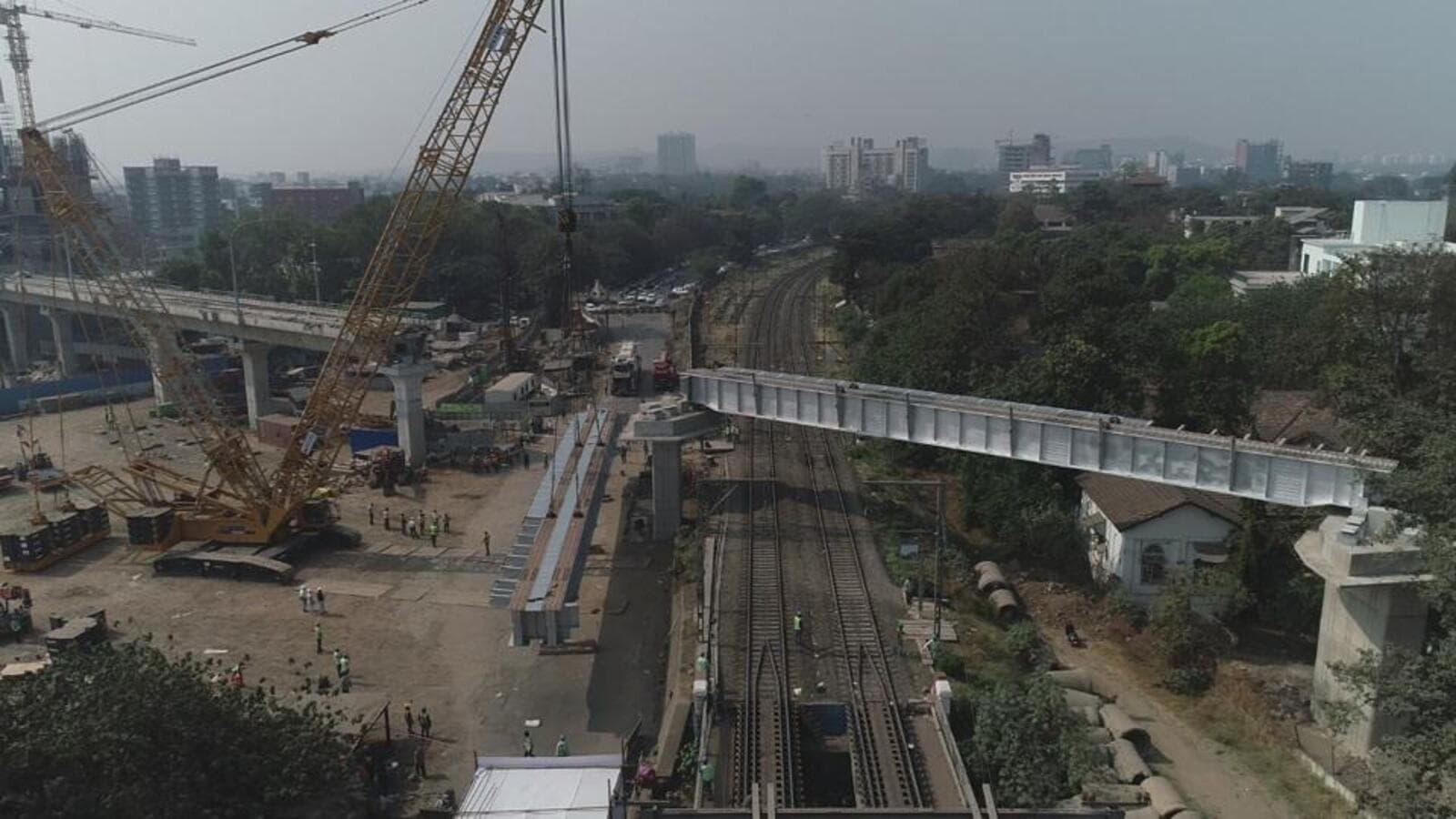 Maha-Metro installs girder at Sangamwadi railway crossing