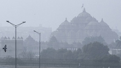 A view of the Akshardham Temple amid low visibility due to fog on a cold winter morning, On January 1, 2021, Safdarjung station recorded a minimum temperature of 1.1 degrees Celsius, the lowest also in the last decade. (Raj K Raj / HT Photo) A view of the Akshardham Temple amid low visibility due to fog on a cold winter morning, On January 1, 2021, Safdarjung station recorded a minimum temperature of 1.1 degrees Celsius, the lowest also in the last decade. (Raj K Raj / HT Photo)