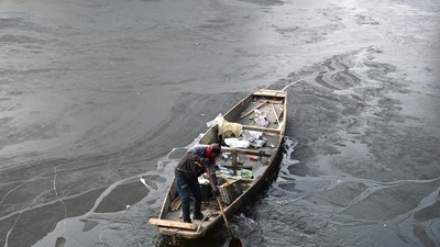 Jammu and Kashmir's iconic Dal Lake freezes as temperature dips. (Waseem Andrabi /Hindustan Times) Jammu and Kashmir's iconic Dal Lake freezes as temperature dips. (Waseem Andrabi /Hindustan Times)