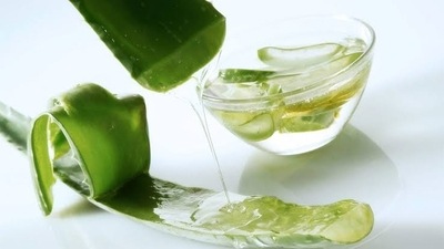 Aloe vera: It reduces scalp inflammation which is caused by dandruff. It also protects hair from UV damage. Apply fresh aloe gel on scalp and between the hair strands. Keep it on for 15-20 minutes. Rinse hair as usual. (Twitter/Nig_Farmer)