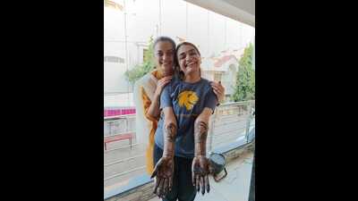 Nimisha Parekh with her client Ami Patel, for whom she incorporated binary language into the mehndi design. (HT Photo)