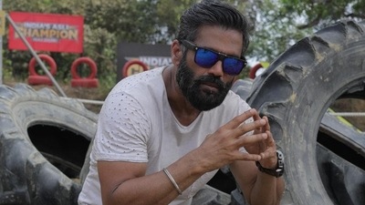 Actor Suniel Shetty has met UP CM Yogi Adityanath in Mumbai. Actor Suniel Shetty has met UP CM Yogi Adityanath in Mumbai.