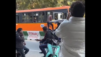 DTC bus driver going back to the vehicle with a cup of tea in his hand. (Twitter/@kadaipaneeeer) DTC bus driver going back to the vehicle with a cup of tea in his hand. (Twitter/@kadaipaneeeer)