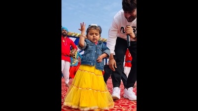 Kid dancing to Kamar Teri Left Right Hale as singer Ajay Hooda hums his song. (Instagram/@aapkidishu_) Kid dancing to Kamar Teri Left Right Hale as singer Ajay Hooda hums his song. (Instagram/@aapkidishu_)