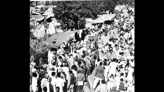 La Sra. Mountbatten entre los refugiados en el campamento Punjab Scout, Lyalpur, Faisalabad ahora en Pakistán.  (Wikimedia Commons)