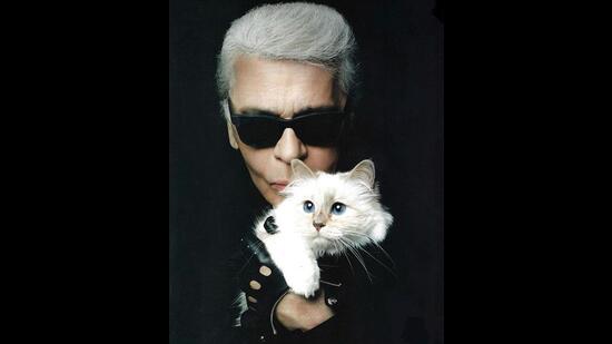 Retrato do falecido estilista Karl Lagerfeld com sua gata de estimação Choupette.  (Foto: Instagram/choupetteofficiel)