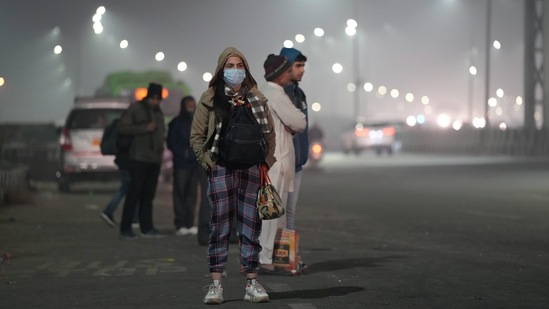 People out on a cold winter night in New Delhi, on January 4. The Early Warning System’s forecast for Delhi showed that the capital's AQI (Air Quality Index) was likely to remain in the very poor category until January 13, HT reported.&nbsp;(Arun Sharma / PTI)