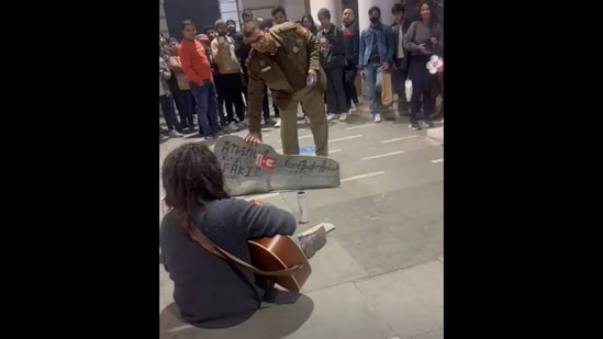Cop asking busker to stop playing music at Delhi’s CP. (Instagram/@anshulriaji) Cop asking busker to stop playing music at Delhi’s CP. (Instagram/@anshulriaji)