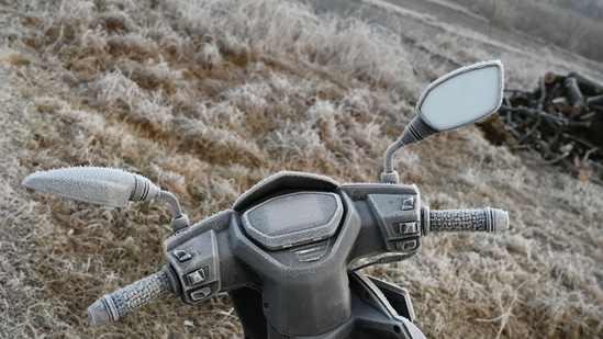 Snow forms on a two-wheeler in Srinagar as temperature falls&nbsp;(Waseem Andrabi /Hindustan Times)