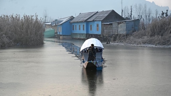 Deputy director MeT Mukhtar Ahmad on Wednesday said, “Expect further fall in minimum temperature across J&amp;K. Warmer days and colder nights till 6th January with moderate to dense fog over plains of Jammu,”(Waseem Andrabi /Hindustan Times)
