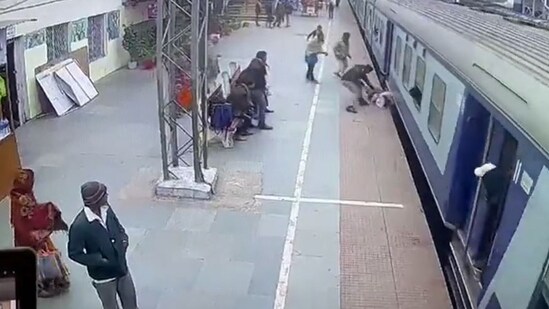 RPF personnel saving the life of a passenger who was trying to board a moving train in Bihar. (source:Twitter/@RailMinIndia)
