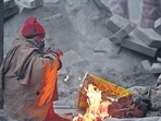 People in Delhi were seen lighting up bonfires to find respite amid the prevailing cold wave and fog conditions. (HT Photo/Sanjeev Verma)