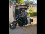 Man selling milk on Harley Davidson.(Instagram/@amit_bhadana_3000) Man selling milk on Harley Davidson.(Instagram/@amit_bhadana_3000)