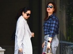 Kareena Kapoor and Karisma Kapoor make a case for comfy-chic dressing. (HT Photo/Varinder Chawla) Kareena Kapoor and Karisma Kapoor make a case for comfy-chic dressing. (HT Photo/Varinder Chawla)