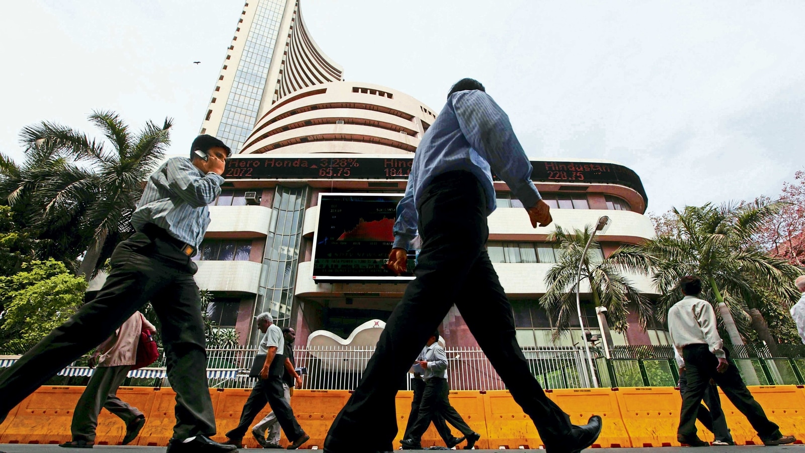 Market closing: Sensex sheds over 450 points to settle at 59,900, Nifty below 17,900