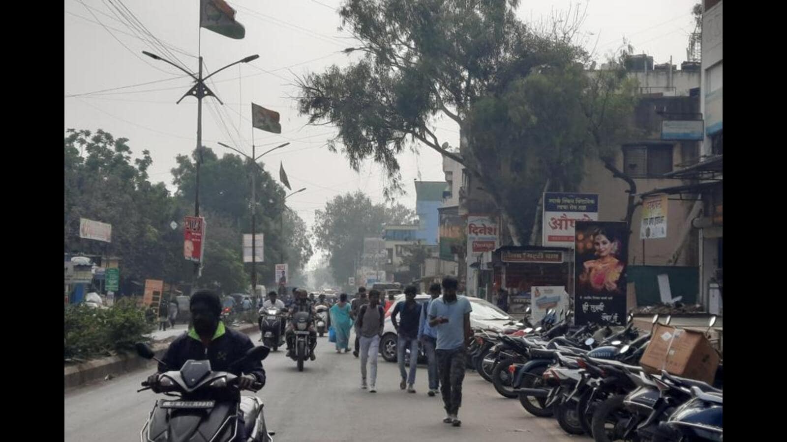 पुणे नगर निकाय के लचर रवैये का खामियाजा ओल्ड मुंढवा रोड के निवासियों को भुगतना पड़ रहा है