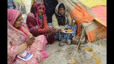 A group of women Kalpvasis at their camp in tent city of Magh mela-2023 in Prayagraj on Friday. (HT PHOTO) A group of women Kalpvasis at their camp in tent city of Magh mela-2023 in Prayagraj on Friday. (HT PHOTO)