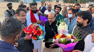 Karnataka Chief Minister Basavaraj Bommai welcomes Union Minister of Road Transport and Highways Nitin Gadkari, in Bengaluru on Wednesday. (ANI Photo) (ANI) Karnataka Chief Minister Basavaraj Bommai welcomes Union Minister of Road Transport and Highways Nitin Gadkari, in Bengaluru on Wednesday. (ANI Photo) (ANI)