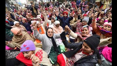 Anganwadi workers raising slogans against the BJP government during the protest outside the MP Ravneet Bittu’s residence, in Ludhiana. (Gurpreet Singh/HT) Anganwadi workers raising slogans against the BJP government during the protest outside the MP Ravneet Bittu’s residence, in Ludhiana. (Gurpreet Singh/HT)
