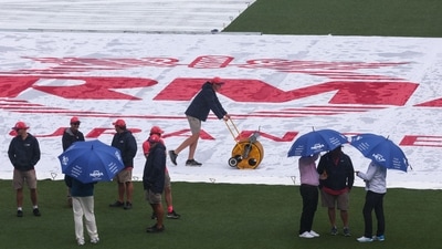 Ground staff try to remove water from the covers over the pitch as officials stand nearby during a rain delay on day three of the third cricket Test match between Australia and South Africa at the Sydney Cricket Ground (SCG) in Sydney on January 6, 2023. (Photo by David GRAY / AFP) / - IMAGE RESTRICTED TO EDITORIAL USE - STRICTLY NO COMMERCIAL USE- (AFP) Ground staff try to remove water from the covers over the pitch as officials stand nearby during a rain delay on day three of the third cricket Test match between Australia and South Africa at the Sydney Cricket Ground (SCG) in Sydney on January 6, 2023. (Photo by David GRAY / AFP) / - IMAGE RESTRICTED TO EDITORIAL USE - STRICTLY NO COMMERCIAL USE- (AFP)