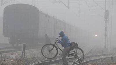 Commuters cross a railway track on cold and foggy morning at Daulatabad village railway crossing near Laxman Vihar in Gurugram on Thursday. (Parveen Kumar/HT Photo) Commuters cross a railway track on cold and foggy morning at Daulatabad village railway crossing near Laxman Vihar in Gurugram on Thursday. (Parveen Kumar/HT Photo)