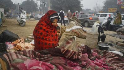 Gurugram: Homeless people on a pavement during a cold and foggy winter morning, in Gurugram, Friday, Jan. 6, 2023. (PTI Photo) (PTI01_06_2023_000039B) (PTI) Gurugram: Homeless people on a pavement during a cold and foggy winter morning, in Gurugram, Friday, Jan. 6, 2023. (PTI Photo) (PTI01_06_2023_000039B) (PTI)