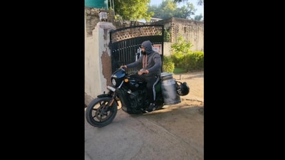 Man selling milk on Harley Davidson. (Instagram/@amit_bhadana_3000) Man selling milk on Harley Davidson. (Instagram/@amit_bhadana_3000)