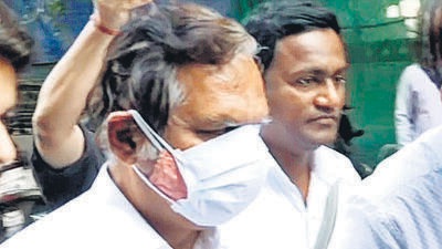 Mumbai, Dec 26 (ANI): Central Bureau of Investigation (CBI) officials produce Videocon chairman Venugopal Dhoot before the CBI court in connection with an alleged ICICI Bank-Videocon loan fraud case, in Mumbai on Monday. (ANI Photo) (ANI) Mumbai, Dec 26 (ANI): Central Bureau of Investigation (CBI) officials produce Videocon chairman Venugopal Dhoot before the CBI court in connection with an alleged ICICI Bank-Videocon loan fraud case, in Mumbai on Monday. (ANI Photo) (ANI)