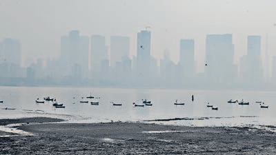 Mumbai, India - December 18, 2022: Mumbai skyline engulfed in smog amid hazy weather over the Arabian sea waters, at Bandra, in Mumbai, India, on Sunday, December 18, 2022. (Photo by Satish Bate/ Hindustan Times) (Satish Bate/HT PHOTO) Mumbai, India - December 18, 2022: Mumbai skyline engulfed in smog amid hazy weather over the Arabian sea waters, at Bandra, in Mumbai, India, on Sunday, December 18, 2022. (Photo by Satish Bate/ Hindustan Times) (Satish Bate/HT PHOTO)