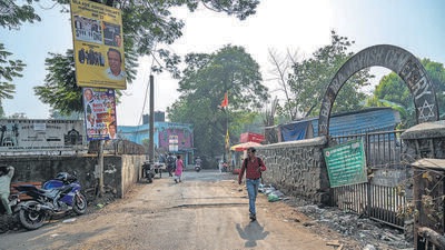 Mumbai, India - January 05, 2023: BMC serves notice to take possession of part of the premises of St. Peters Church Seaside Cemetery and Bandra Jewish Cemetery lying within the regular line of the public street off Kadeshwari Mata Mandir Road, near Mount Mary Church, Bandra (West), in Mumbai, India, on Thursday, January 05, 2023. (Photo by Satish Bate/ Hindustan Times) (Satish Bate/HT PHOTO) Mumbai, India - January 05, 2023: BMC serves notice to take possession of part of the premises of St. Peters Church Seaside Cemetery and Bandra Jewish Cemetery lying within the regular line of the public street off Kadeshwari Mata Mandir Road, near Mount Mary Church, Bandra (West), in Mumbai, India, on Thursday, January 05, 2023. (Photo by Satish Bate/ Hindustan Times) (Satish Bate/HT PHOTO)