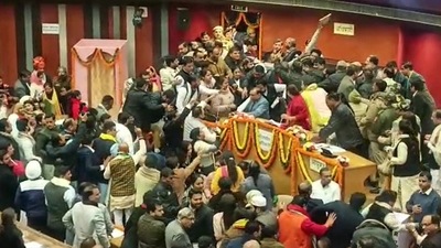 AAP and BJP councillors came face-to-face. (HT photo) AAP and BJP councillors came face-to-face. (HT photo)