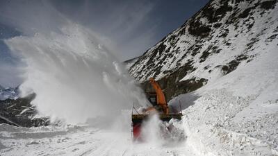 The Zoji La, which received snowfall in the last two-three days, will be closed for traffic starting January 7. (Waseem Andrabi/HT) The Zoji La, which received snowfall in the last two-three days, will be closed for traffic starting January 7. (Waseem Andrabi/HT)