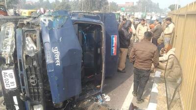 The driver of the prison van, identified as Ashok (age unknown), said he was trying to overtake a vehicle. When he turned the steering wheel to the right, it got locked, leading to the van ramming the divider and overturning. (HT Photo) The driver of the prison van, identified as Ashok (age unknown), said he was trying to overtake a vehicle. When he turned the steering wheel to the right, it got locked, leading to the van ramming the divider and overturning. (HT Photo)