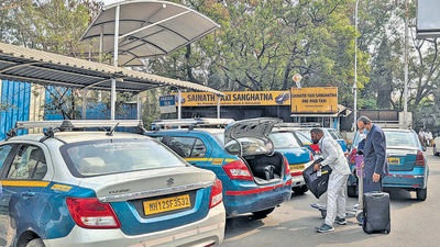 When this reporter visited the airport on Friday and inquired about extra money being charged at the prepaid counter, it was found that not all drivers are charging extra for luggage. (SHANKAR NARAYAN/ HT PHOTO)