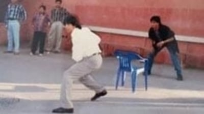 Akshay Kumar and Shah Rukh Khan playing cricket on sets of Dil To Pagal Hai. Akshay Kumar and Shah Rukh Khan playing cricket on sets of Dil To Pagal Hai.