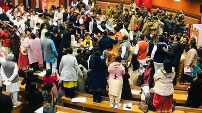 AAP and BJP councillors resort to sloganeering at MCD Sadan in New Delhi. (Raj K Raj/HT Photo) AAP and BJP councillors resort to sloganeering at MCD Sadan in New Delhi. (Raj K Raj/HT Photo)