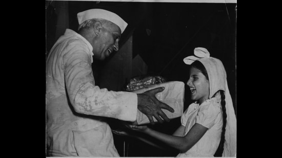 Syeda Saiyadain receiving the Prime Minister’s Prize for the best writing in her age group (9/10) from Jawaharlal Nehru at the prize distribution ceremony held in New Delhi on April 13, 1952 in connection with the Shankar’s Weekly Children’s Number 1951 Competition. (HT Photo)