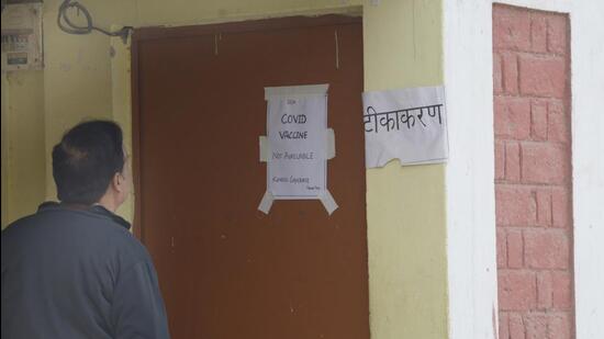 A closed vaccination center inside a government hospital at Sanjay Nagar in Ghaziabad on Friday. (Sakib Ali/HT Photo)