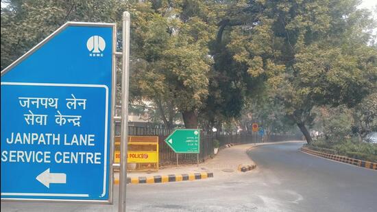 All green signages in New Delhi area will be converted to blue. (HT Photo)